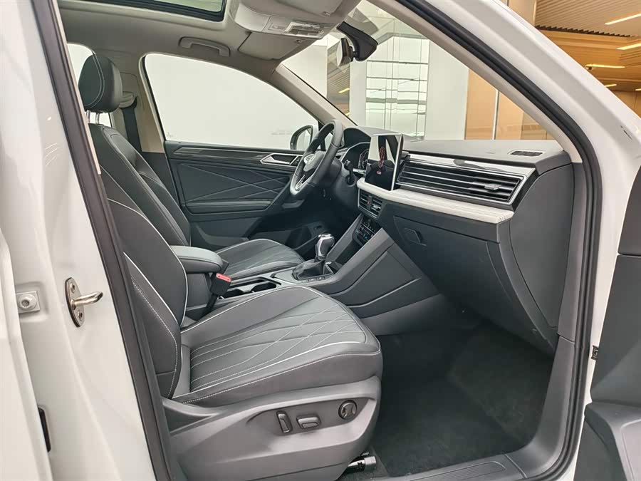 Volkswagen Tiguan L 2024 car image #18