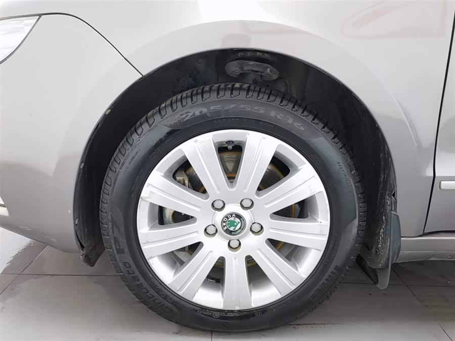 Skoda Superb 2011 imagem de carro #18