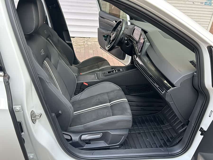 Volkswagen Golf 2022 car image #18
