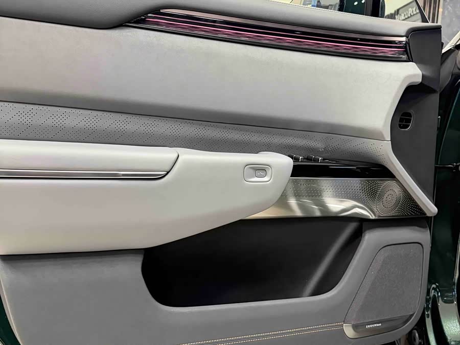 Zeekr 7X 2024 car image #18
