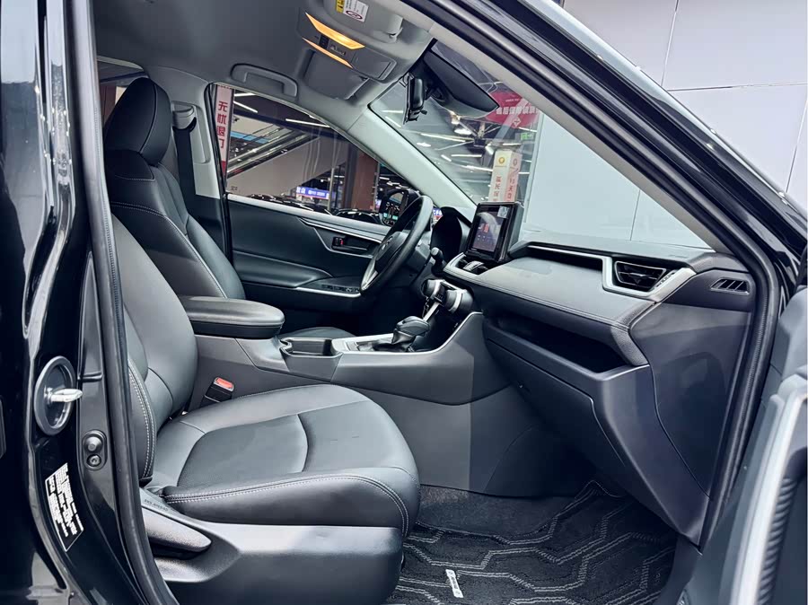 Toyota RAV4 2022 car image #18
