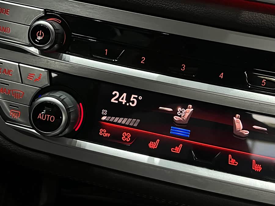 BMW 7 Series 2020 car image #18