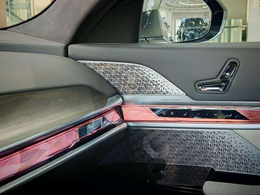 BMW i7 2022 car image #18