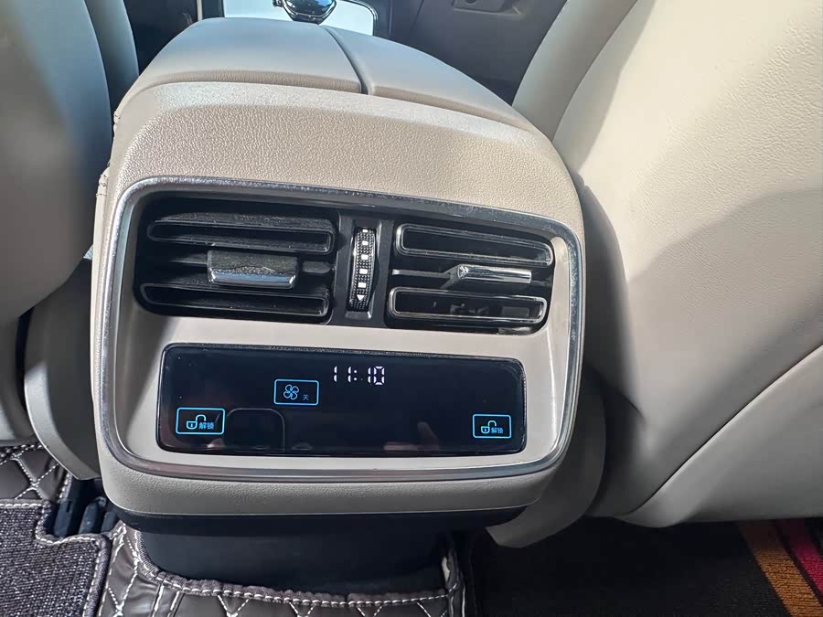 BYD Han 2025 car image #18