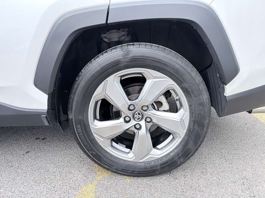 Toyota RAV4 2022 car image #18