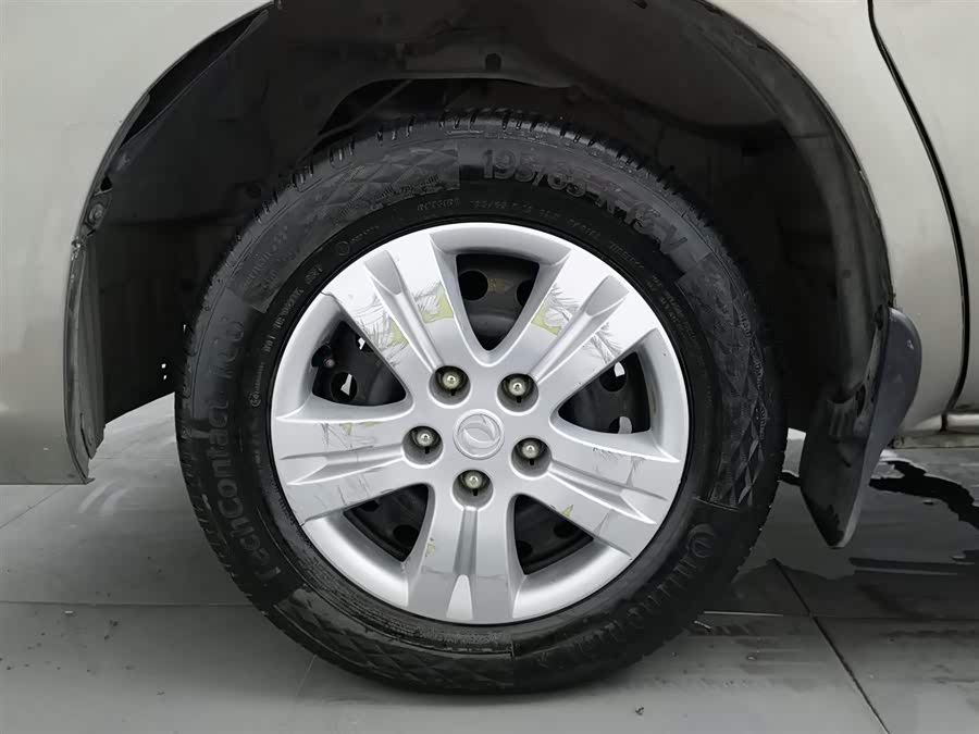 Forthing Lingzhi 2019 #18 Forthing Lingzhi 2019 car image #18