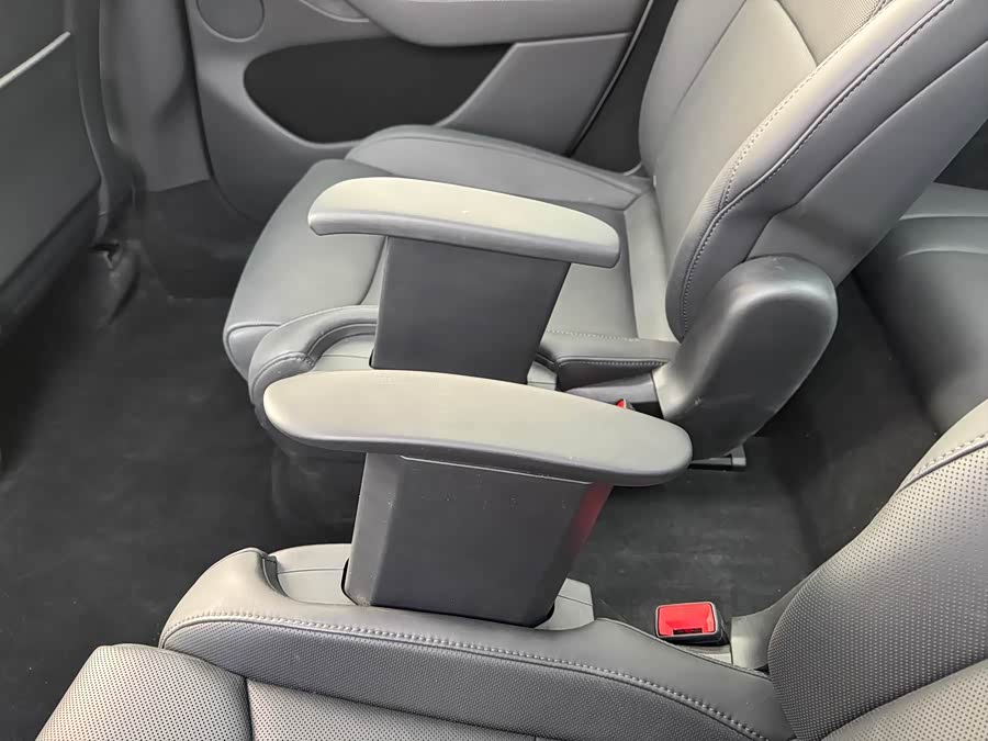 特斯拉 Model Y L 2025 汽车图片 #18