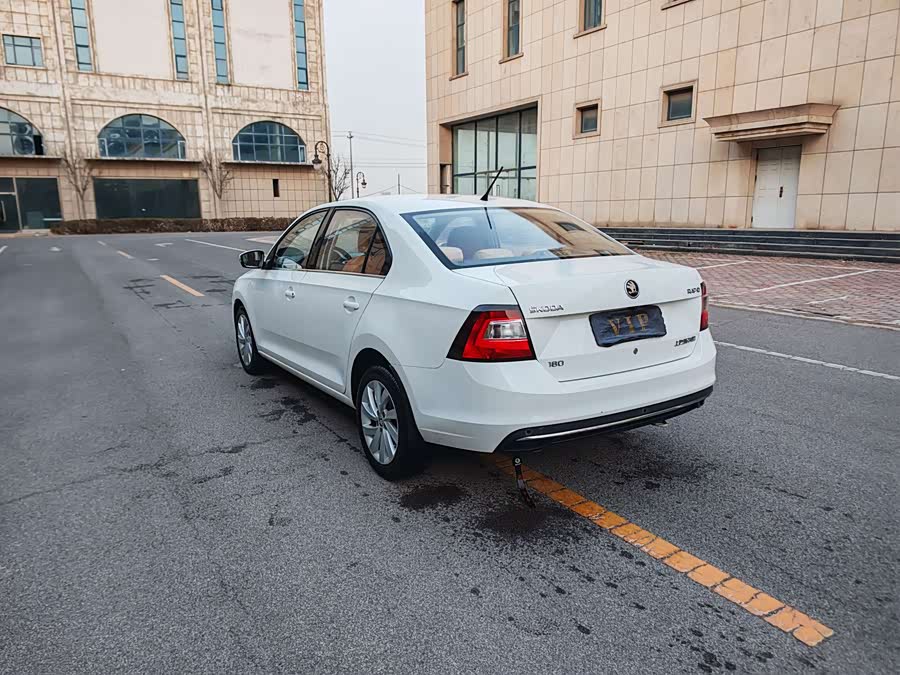 Skoda Rapid 2018 car image #18