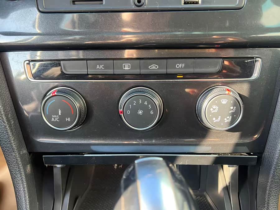 Volkswagen Golf 2017 car image #18