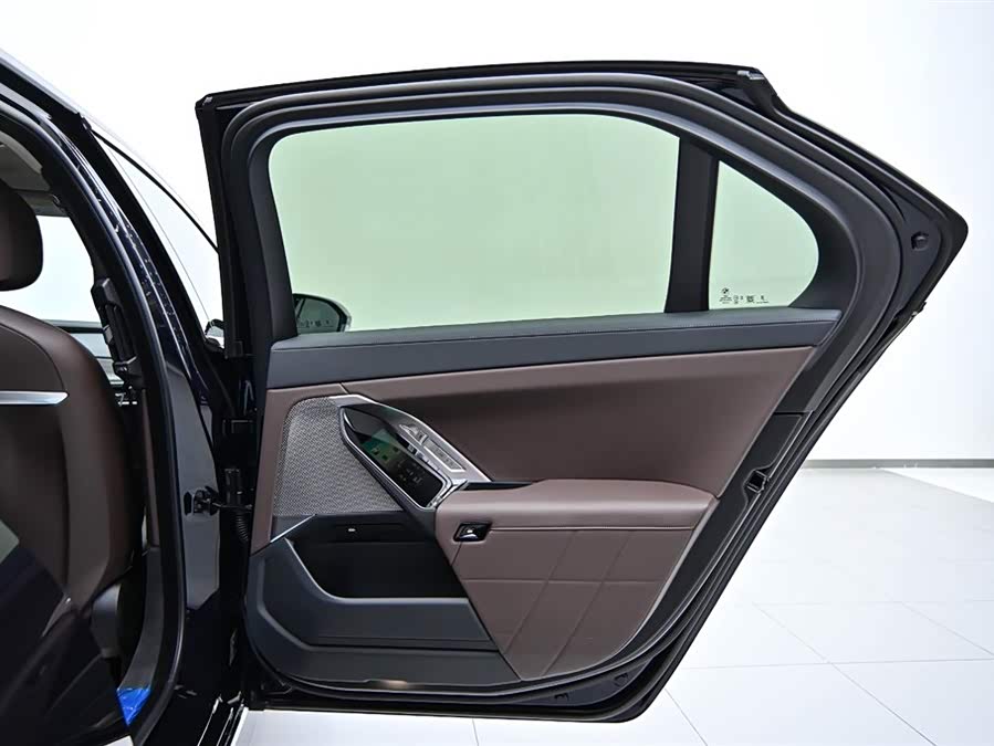 BMW i7 2024 car image #18