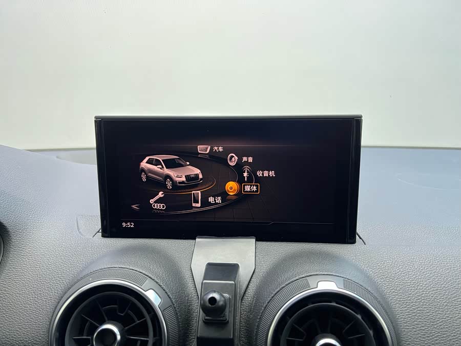 Audi Q2L e-tron 2021 immagine di auto #18