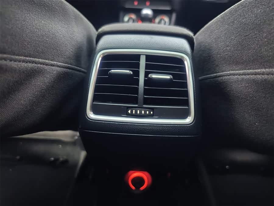 Audi Q3 2015 car image #18