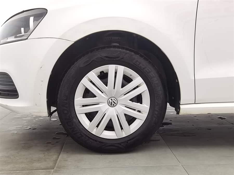 Volkswagen Polo 2015 car image #18