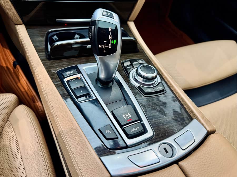 BMW 7 Series 2010 car image #18