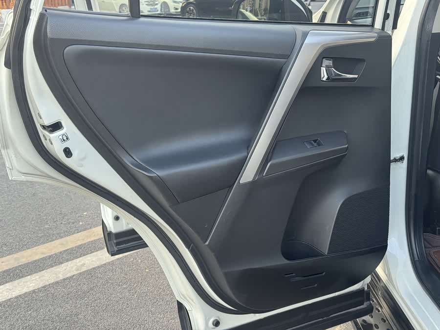Toyota RAV4 2017 car image #18