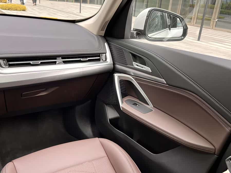 BMW iX1 2025 car image #18