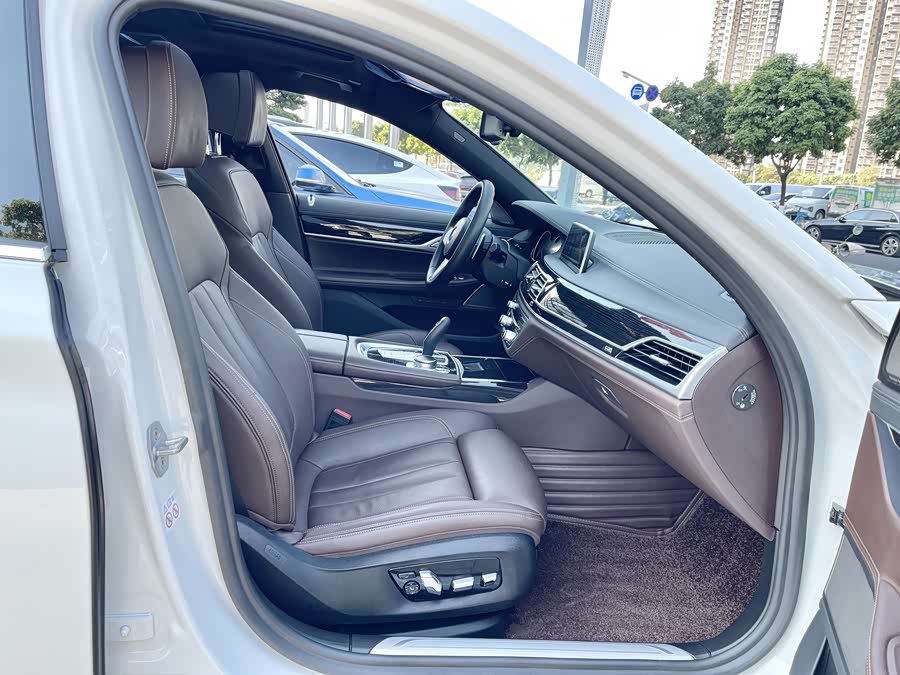 BMW 7 Series 2018 car image #18
