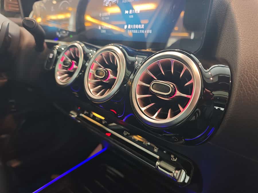 Mercedes-Benz EQA Class 2024 صورة سيارة #18