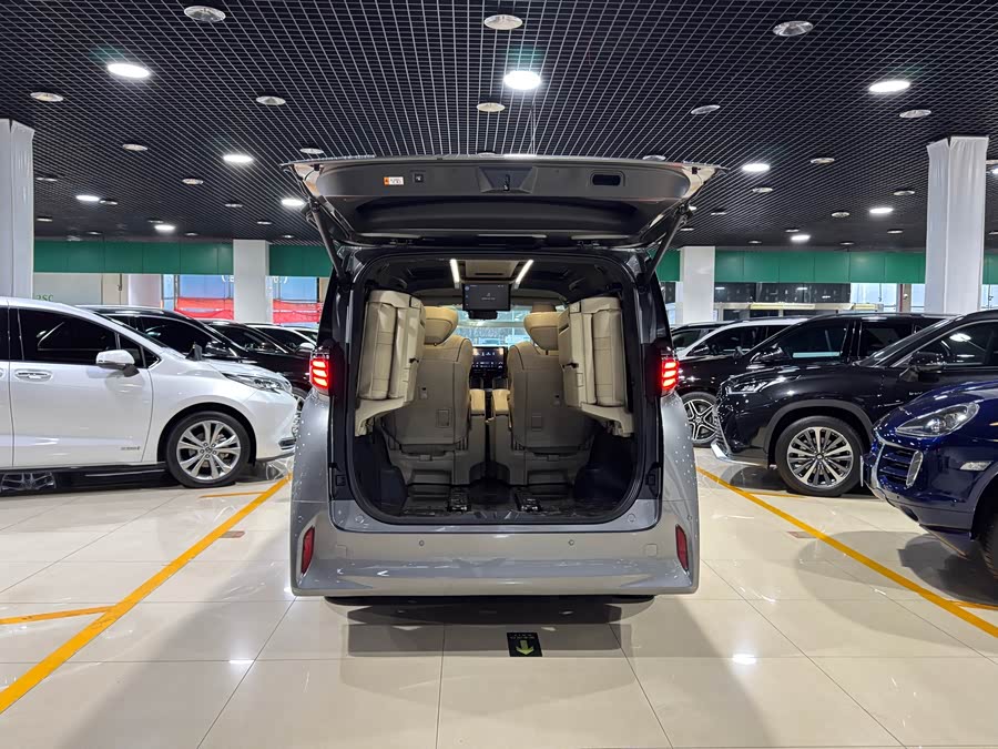 Toyota Alphard 2024 car image #18