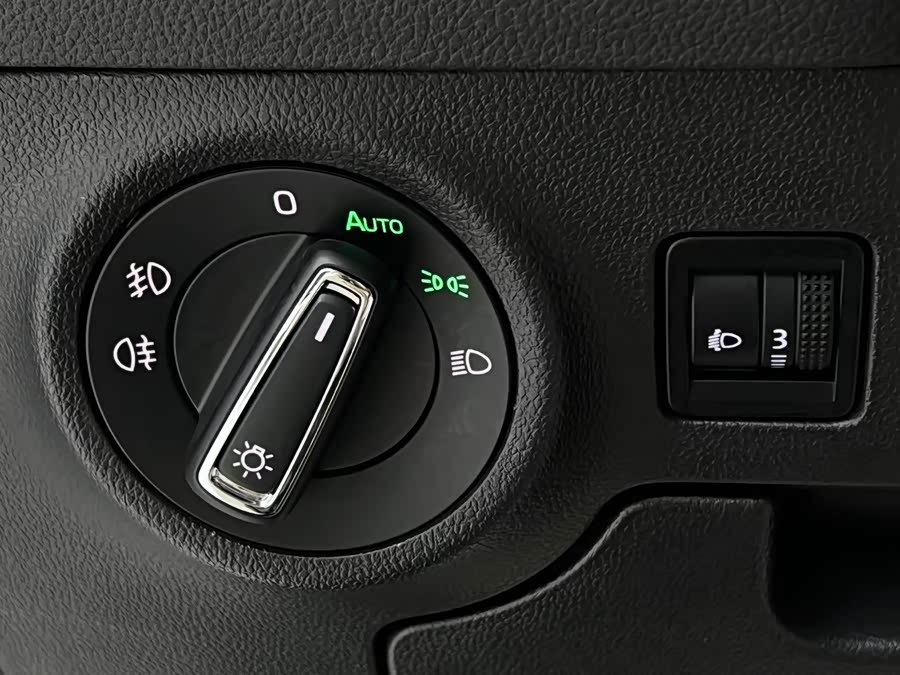 Skoda Karoq 2023 изображение автомобиля #18