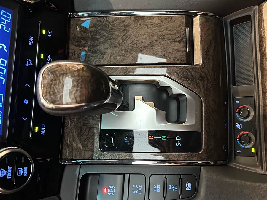 Toyota Alphard 2022 car image #18