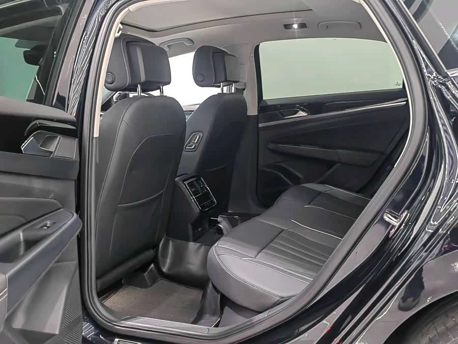 Volkswagen Passat 2023 car image #18