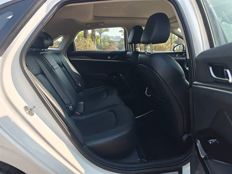 Kia K5 2021 car image #18
