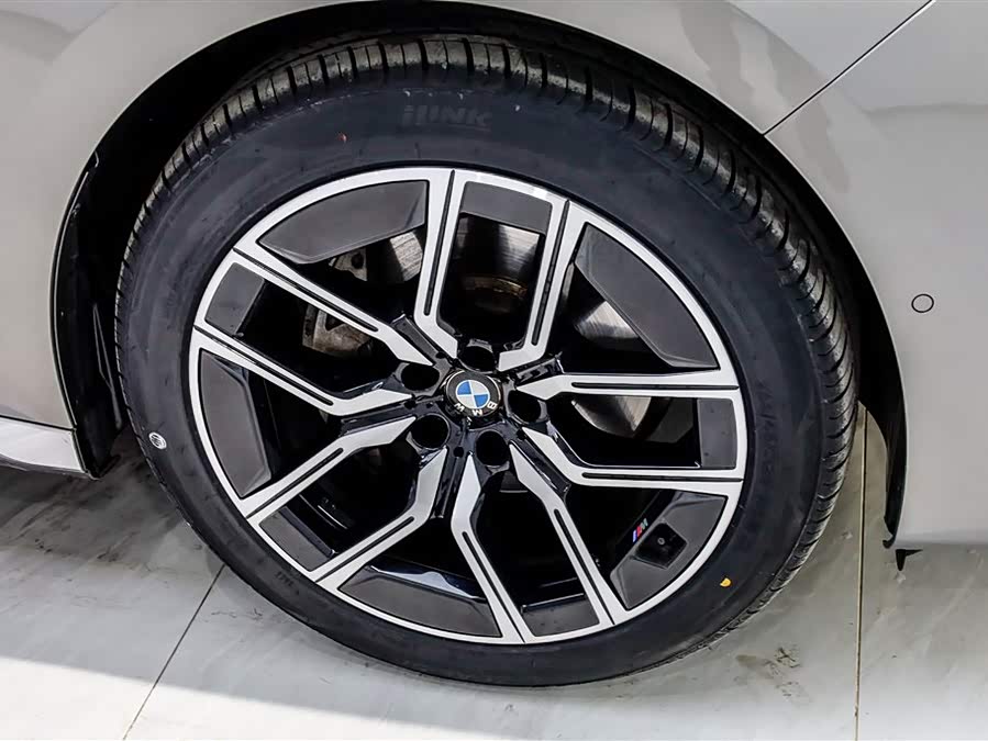 BMW 7 Series 2024 car image #18