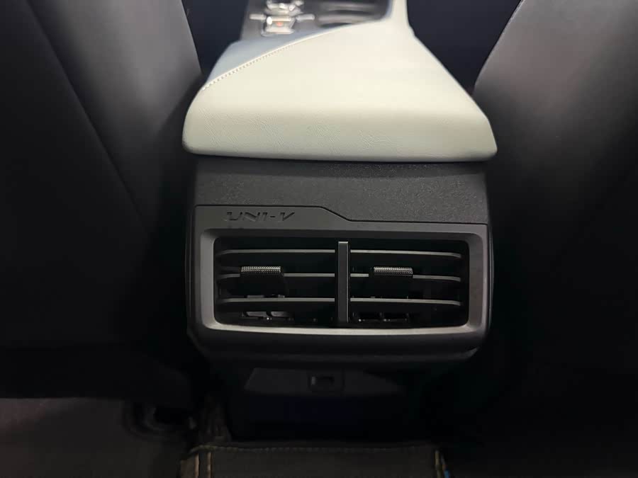 Changan UNI-V iDD 2023 car image #18