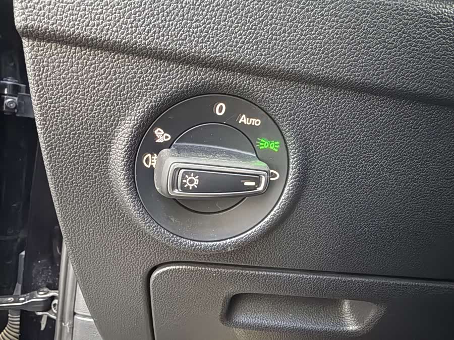 Volkswagen Tiguan L 2021 car image #18