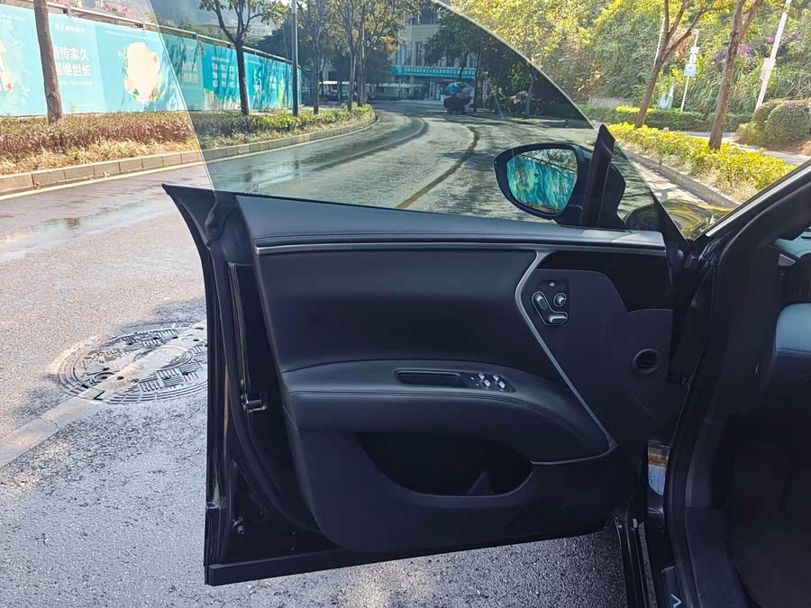Avatr 11 2023 car image #18