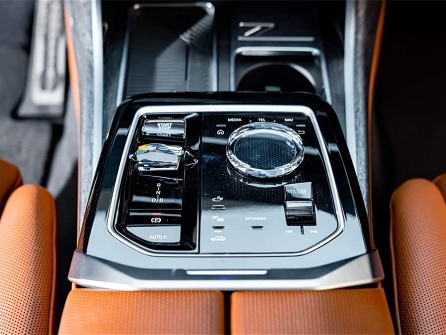 BMW i7 2025 car image #18