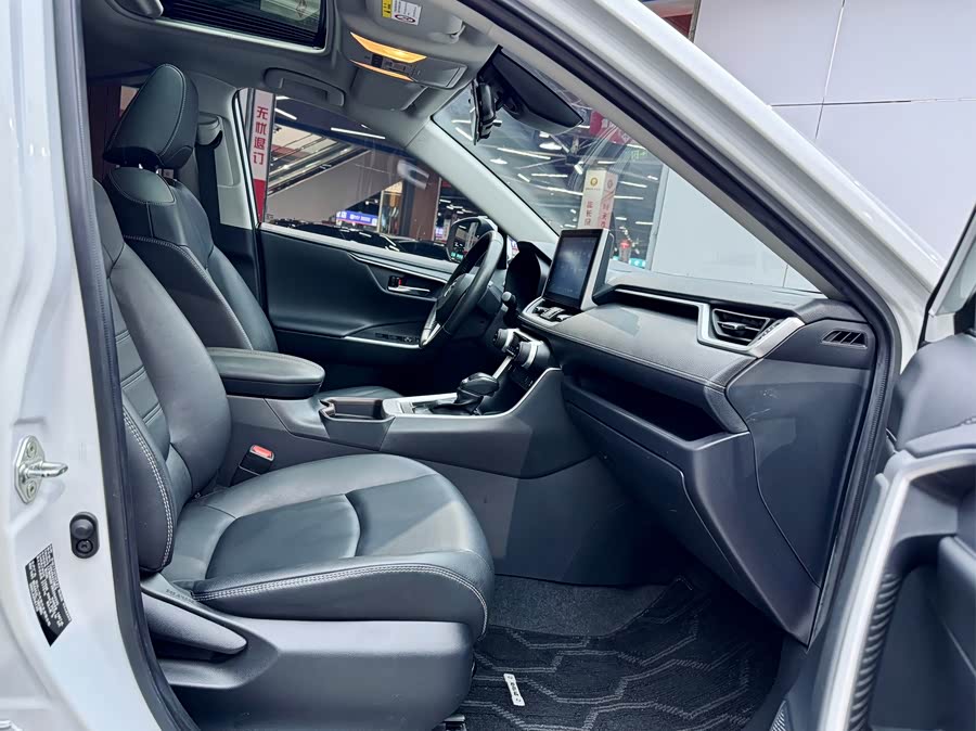 Toyota RAV4 2022 car image #18