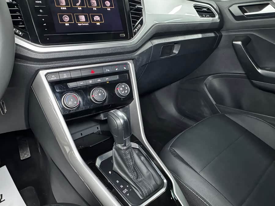 Volkswagen T-Roc 2022 car image #18