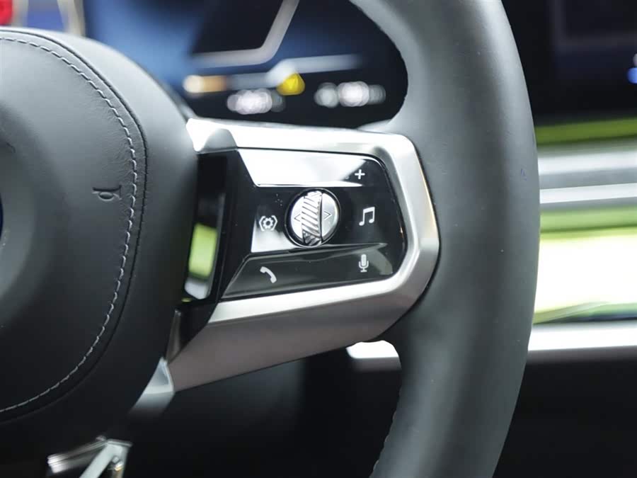 BMW i7 2023 car image #18