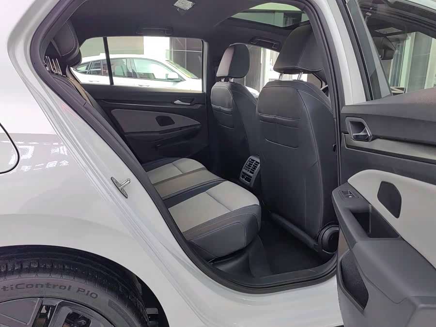 Volkswagen Golf 2025 car image #18