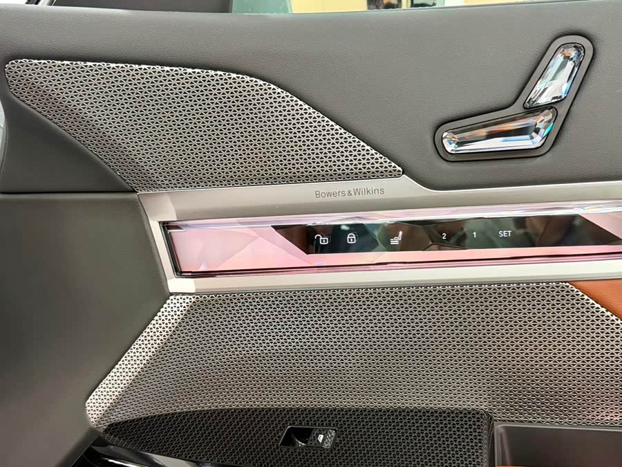 BMW i7 2023 car image #18