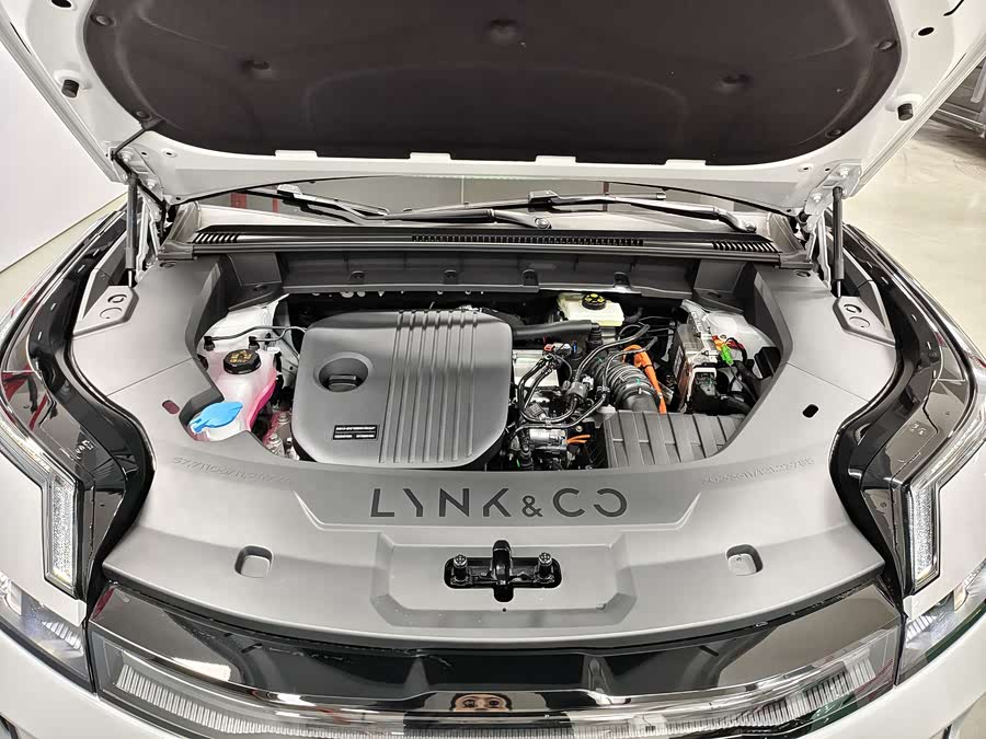 Lynk & Co 08 EM-P 2025 #18 Lynk & Co 08 EM-P 2025 car image #18