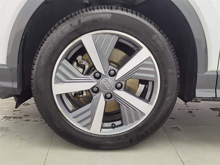 Audi Q2L e-tron 2021 immagine di auto #18