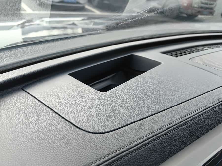 Volkswagen Tiguan L 2024 car image #18