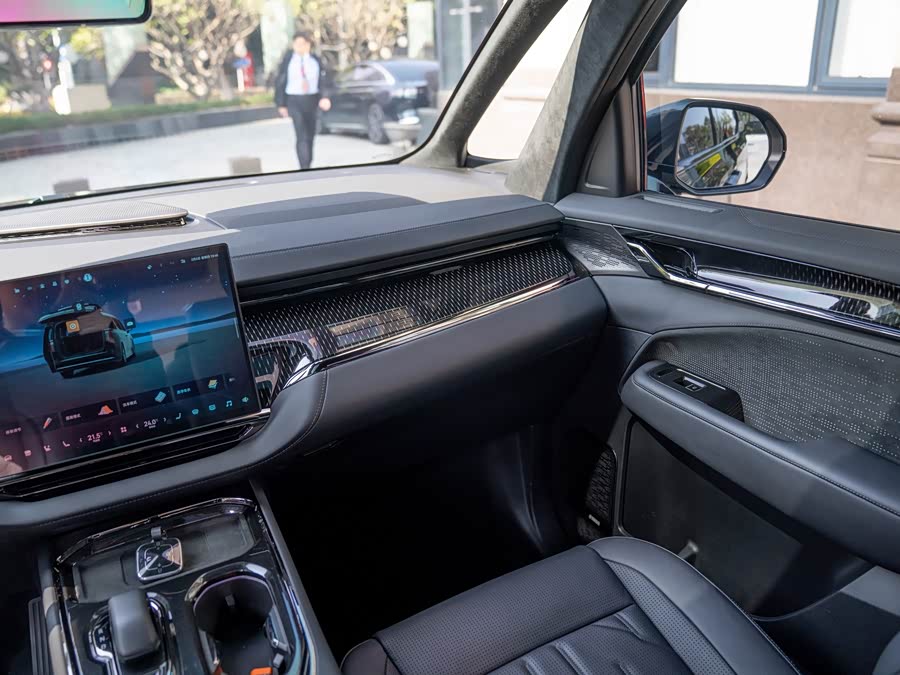 Zeekr 009 2024 car image #18