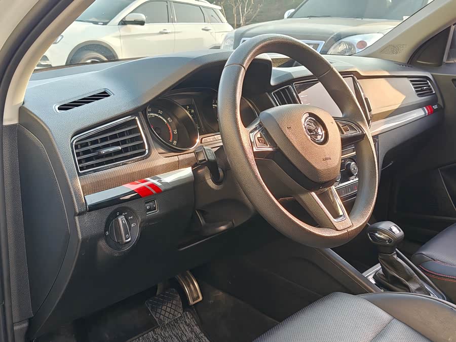 Skoda Kamiq 2021 изображение автомобиля #18