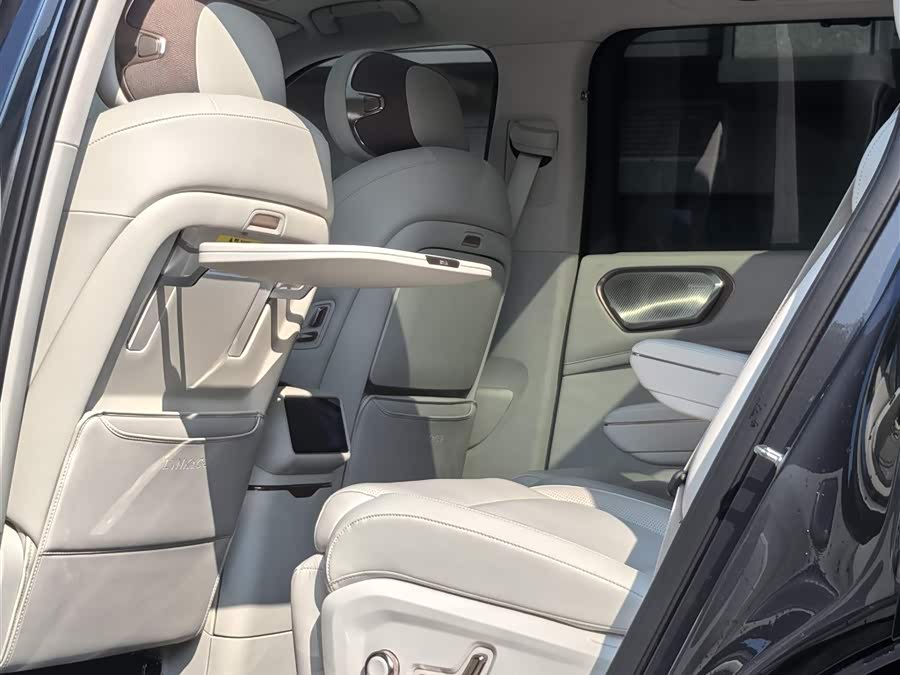 Lynk & Co 900 2025 car image #18