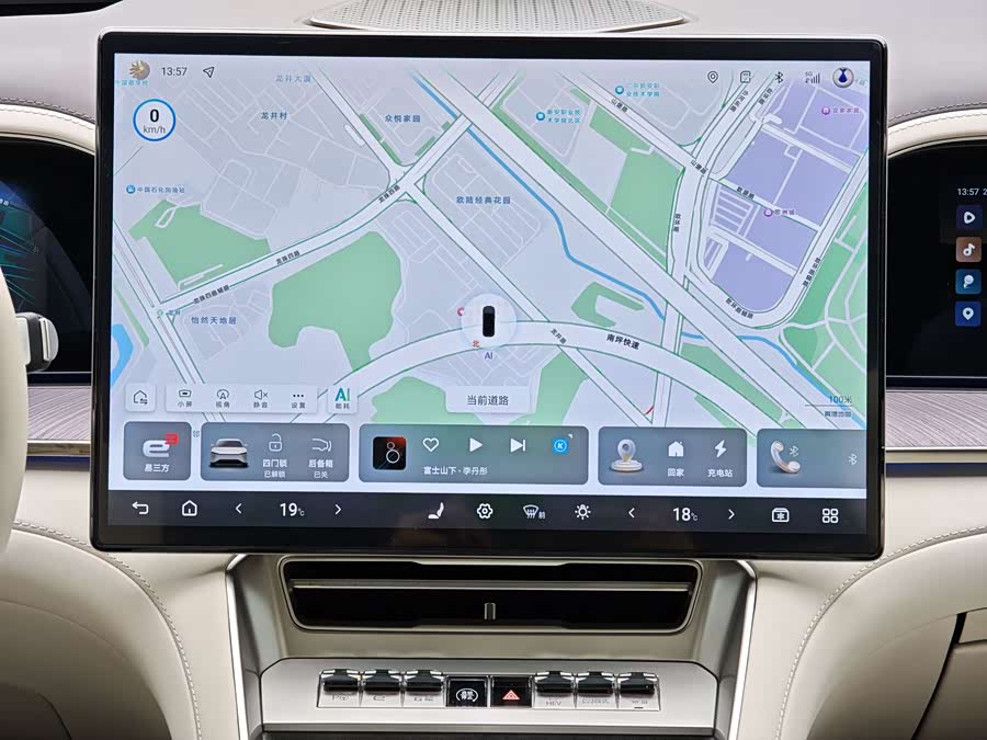 Denza Z9 2024 #18 Denza Z9 2024 car image #18