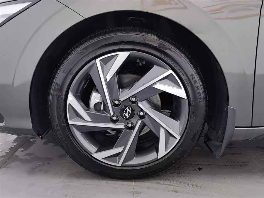 Hyundai Elantra 2023 immagine di auto #18