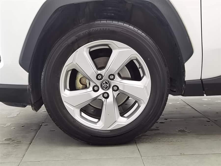 Toyota RAV4 2022 car image #18