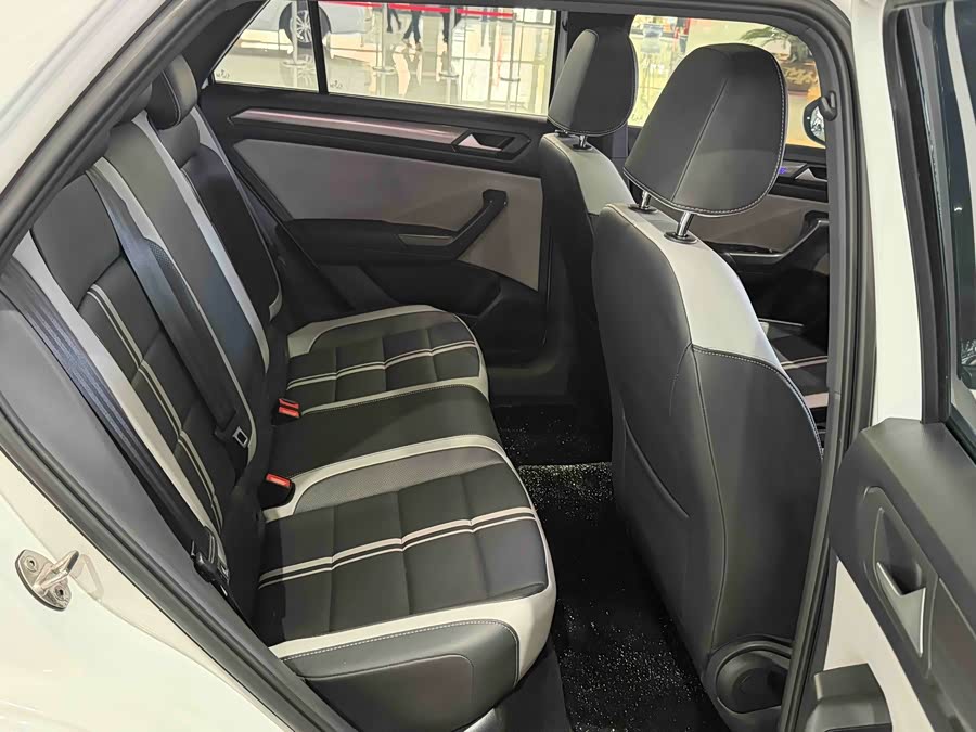 Volkswagen T-Roc 2024 car image #18