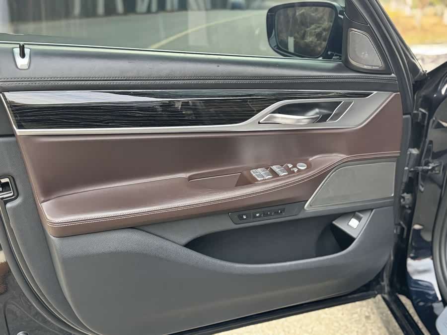 BMW 7 Series 2019 car image #18