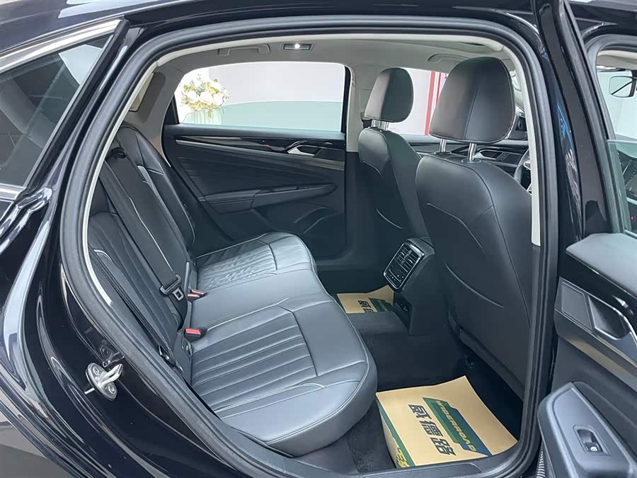 Volkswagen Passat 2023 car image #18