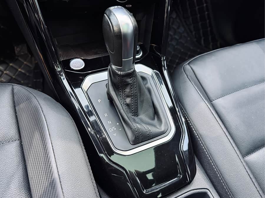 Volkswagen T-Roc 2021 car image #18